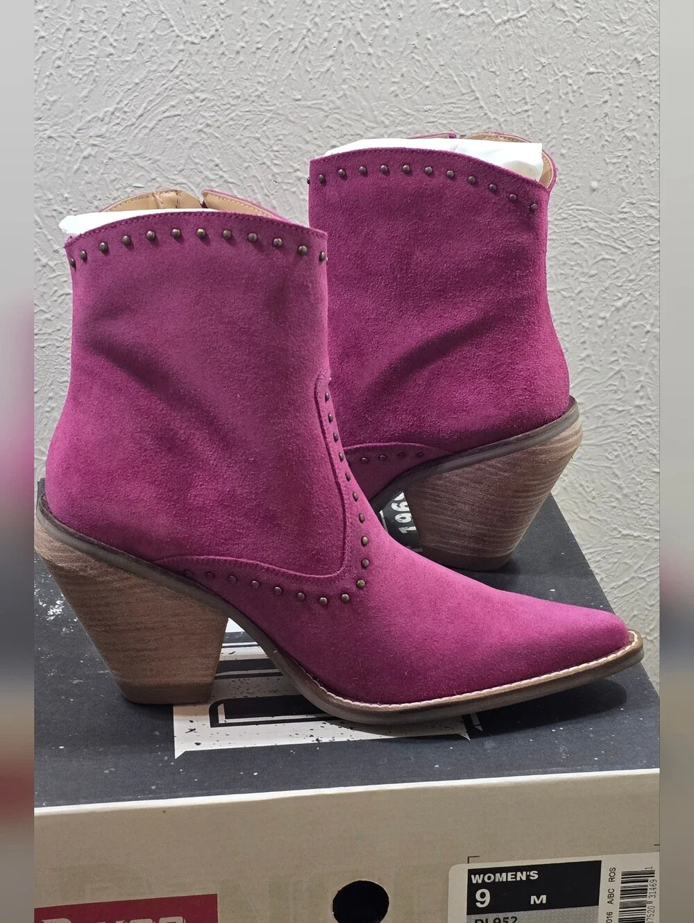 Dingo Classy N Sassy Western Booties Women's 9 Pink Fuchsia Suede Leather Studs